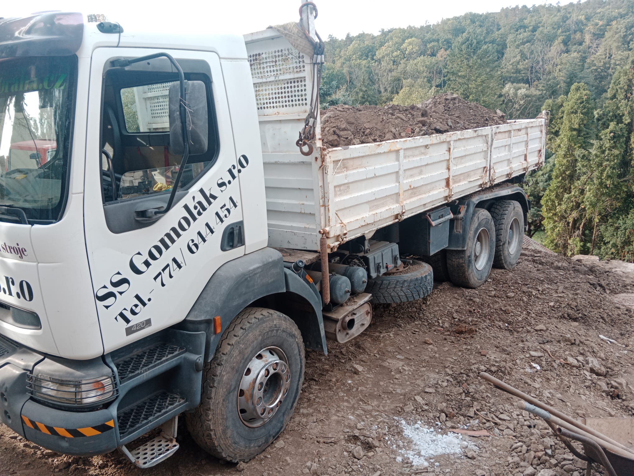 Stavební nákladní vůz při odvozu materiálu