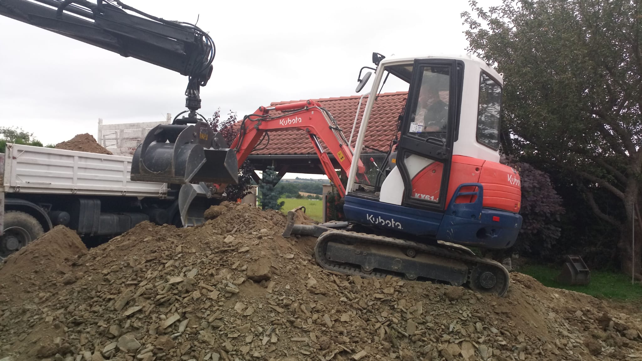 Výkopová a zemní technika – pásový bagr při práci