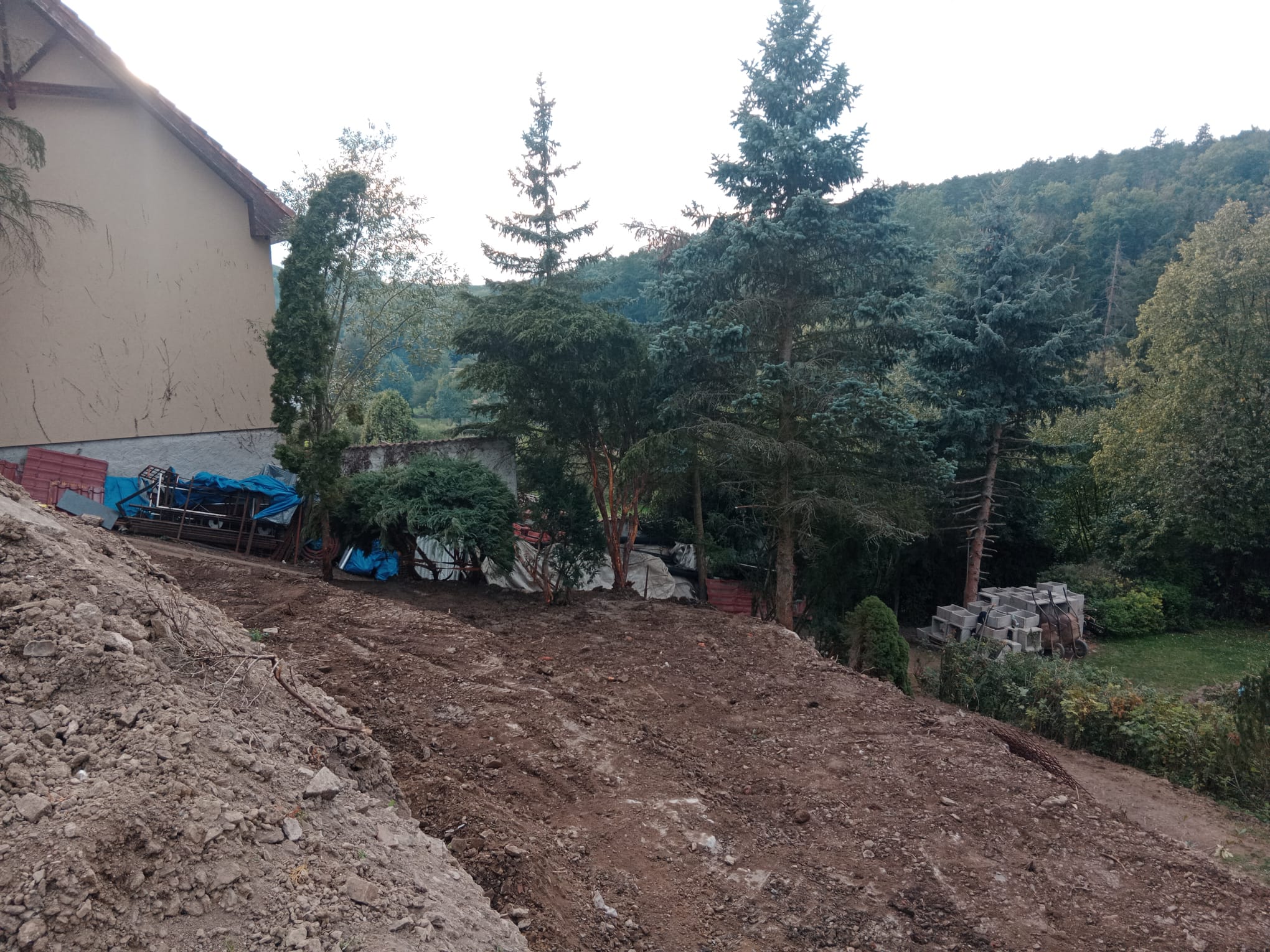 Zemní práce, terénní úpravy a demolice