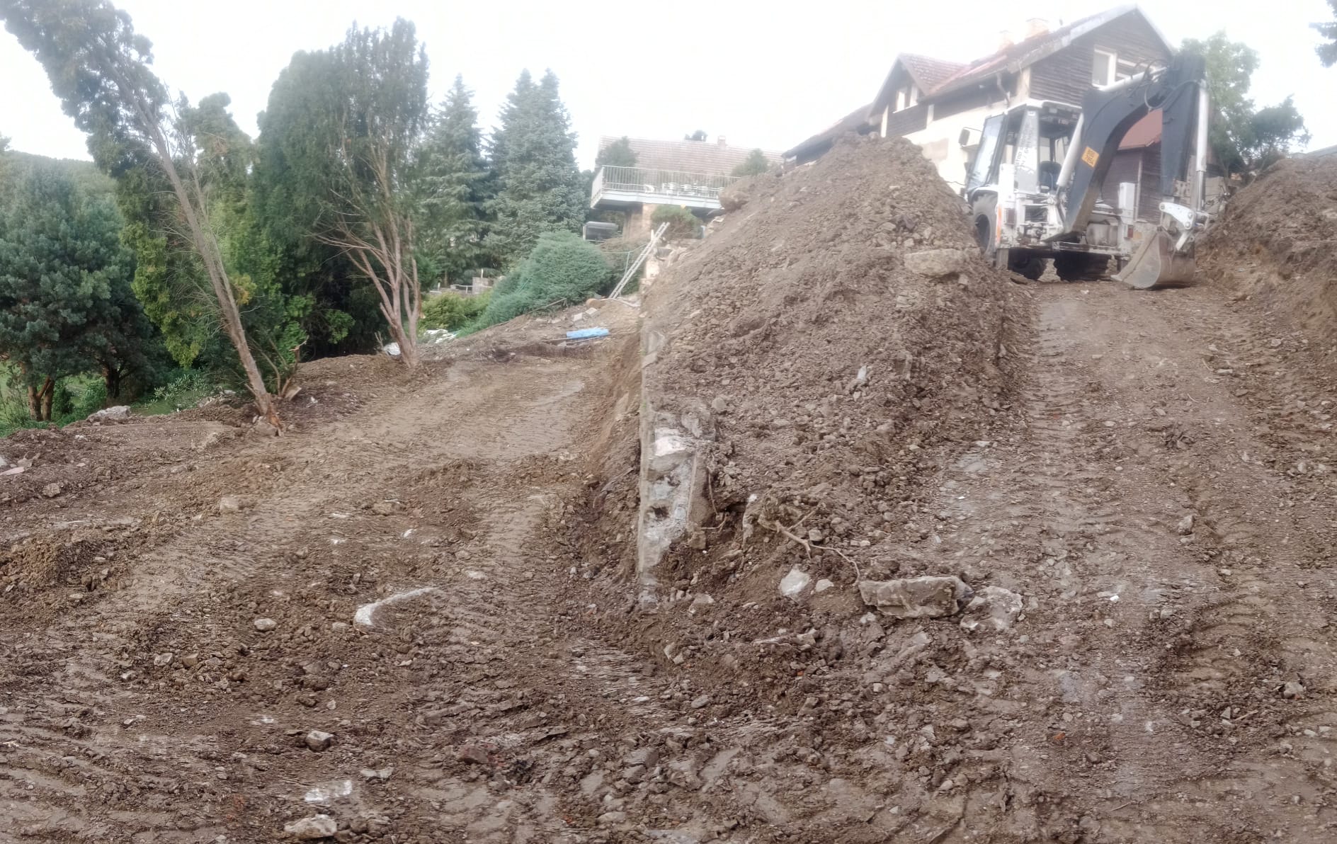 Terénní úpravy pozemku před stavbou